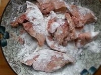 腌好后把鵝肝放入澱粉里裹滿澱粉；