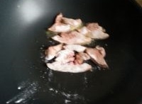 平底鍋里倒油，放入裹好的鵝肝煎制，用小火不斷翻面；
