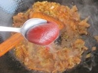 放勺韓國辣醬翻炒勻，加土豆絲進去炒片刻；