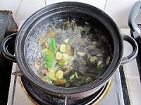 鍋內加入料酒炒出香味，然後倒入砂鍋加入開水煮上5分鐘；