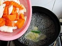 砂鍋中加入胡蘿蔔和山藥，繼續燉煮10分鐘；