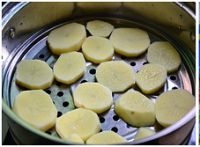將土豆去皮，用蒸鍋蒸熟；