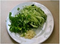 把黃瓜洗凈，切成細絲，香菜切成段，大蒜剁碎；