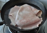 煮開後用小火使豬皮變厚變色；