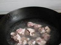 鍋里加點清水和少許花椒用大火煮開，把羊肉放進去煮十分鐘；