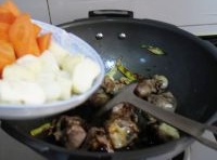 炒勻后加豆瓣醬進去翻炒，馬蹄和胡蘿蔔塊放進去翻炒；