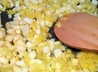 熱鍋，把10g黃油下鍋軟化后，下入菠蘿蘋果丁翻炒；