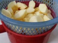蘋果洗凈後去皮切塊，番茄、青椒、洋蔥洗凈后也切塊；