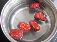 鍋中加清水把紅棗放進去煮一刻鐘；