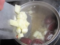把蘋果丁放進去煮會，再把菊花放進去煮大概七分鐘；