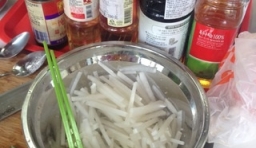 白蘿蔔洗凈切粗方條，用糖、鹽腌制一刻鐘后控干；