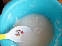 把藕粉用清水調開；