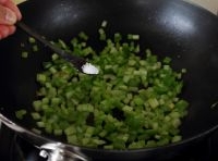青椒和西芹放入鍋里炒兩下，加點鹽調味盛出；