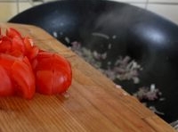 鍋里倒點油加熱炒洋蔥，炒出香味時放入西紅柿；