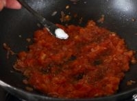 西紅柿炒成泥狀時加鹽、糖、披薩調料調味；