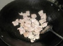鍋內倒油燒熱，五花肉片放進去把油充分煸出來；