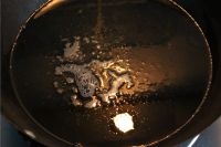 鍋中倒入山茶油稍多點，用大火加熱油溫；