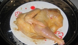 把雞抹好後放進蒸鍋里，蒸大概十二分鐘；
