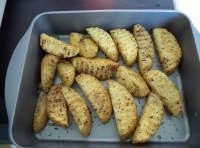 烤好的土豆出爐裝盤即可；