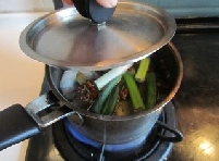 煮開后再用小火煮30分鐘后撈出晾涼，切片裝盤；