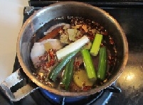 鍋中加水，加鴨胗、薑片、蔥段、花椒、干辣椒、八角、桂皮、香葉、料酒、鹽蓋上蓋子用大火煮開；