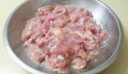 瘦肉洗凈后切成薄片，加油、生粉、醬油腌制會；