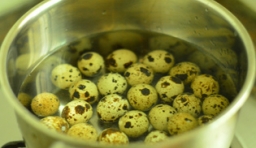鵪鶉蛋放入開水鍋里煮熟后撈出，剝殼；