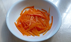 胡蘿蔔洗凈后切成絲，放入滾水裡焯會撈出瀝干；