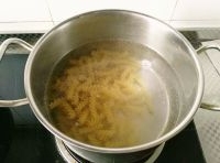  義大利面放入鍋中加點鹽煮熟，過涼；