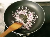 炒鍋里倒點橄欖油，把洋蔥放進去炒香；