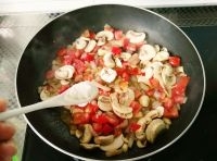 蘑菇、西紅柿放進去繼續翻炒；