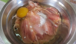 雞腿洗凈去骨后，加雞蛋、胡椒粉、糖、雞精粉拌勻；