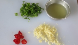 香菜和蒜洗凈后切成末，檸檬擠出汁，紅辣椒洗凈切成圈圈；