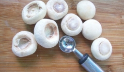 蘑菇洗乾淨，慢慢的小心的去掉蘑菇蒂；