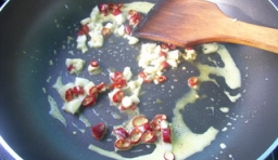加蒜末和干辣椒絲進去，煸炒出香味；