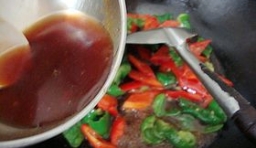 再用中火煸香青紅椒片，把調好的碗汁倒進去；