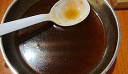 在碗里放甜辣醬2勺、蚝油1勺、豉油雞汁1勺、鹽、黃酒、胡椒粉、鮮雞汁、涼開水攪勻成醬汁；