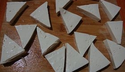 老豆腐洗凈后切成三角形，青紅椒洗乾淨去掉籽和蒂切成菱形塊；