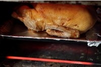 腌好的鴨身上均勻的抹層蜂蜜，放入烤箱；