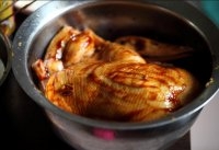 調配好的調料塗抹在鴨子全身，蓋層保鮮膜放入冰箱腌一晚；