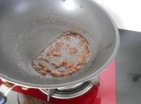 把煮鴨肉的汁倒回鍋里煮濃稠時關火；