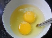 雞蛋打散在碗里，攪拌均勻；