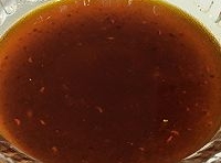 紅油中放蒜末、醬油、醋、鹽、味精、糖、香油、花椒粉和雞湯拌勻放涼；