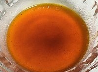 把燒熱油放入辣椒粉的碗中，稍微攪拌出紅油；
