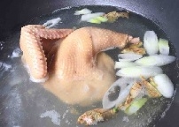 鍋中加清水用大火燒開，把雞放進去用中火燙幾秒；