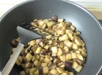 炒鍋倒油燒熱，把腌好的茄子倒入翻炒至變軟盛出；