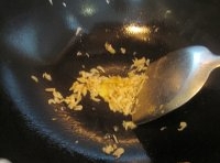 炒鍋里倒油爆香薑片、蝦皮再加點蘿蔔翻炒至透明色；