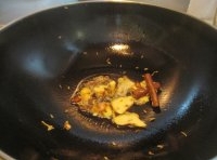  鍋中倒油爆炒薑片，加八角、香葉、桂皮、小茴香進去炒香；