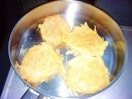 在平底鍋里倒點油，舀一勺餅糊倒入鍋里用小火煎；