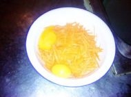 雞蛋打散在胡蘿蔔絲中拌勻；